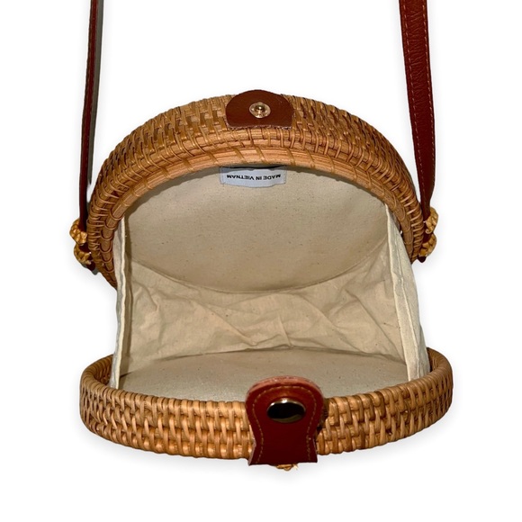 NWOT Lulu’s Tan Round Woven Rattan Purse - Picture 5 of 11